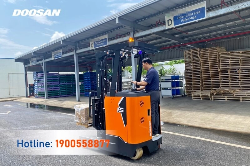202405-ban-giao-xe-nang-dien-dung-lai-doosan-ninh-binh-4