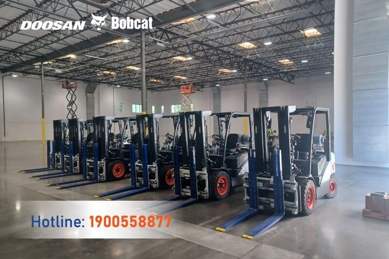 202503-5-cach-an-toan-xe-nang-bobcat-1