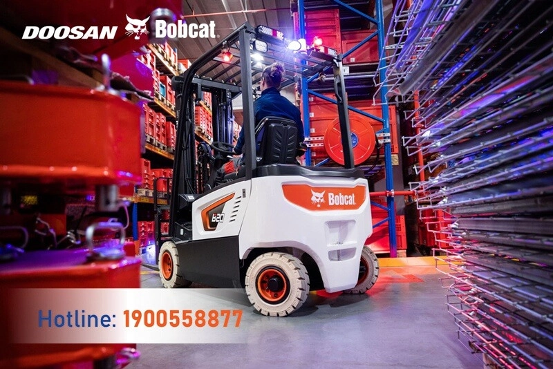 202503-5-cach-an-toan-xe-nang-bobcat-3