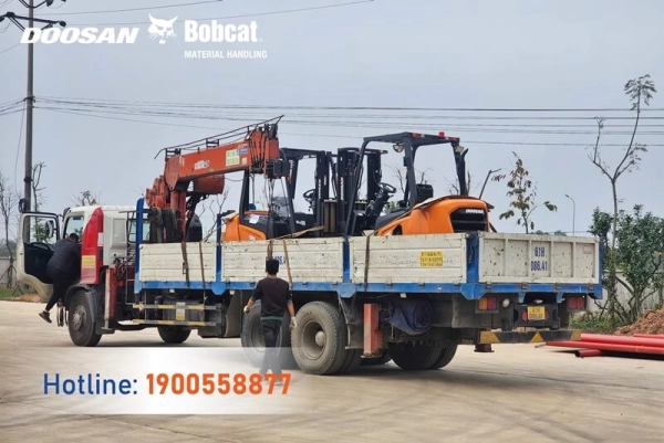 202503-ban-giao-lo-3-xe-nang-dau-3-5-tan-doosan-1