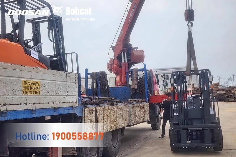 202503-ban-giao-lo-3-xe-nang-dau-3-5-tan-doosan-2