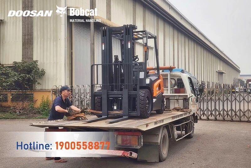 202503-ban-giao-xe-nang-dau-3-tan-d30nxp-doosan-doanh-nghiep-bao-duong-oto-1