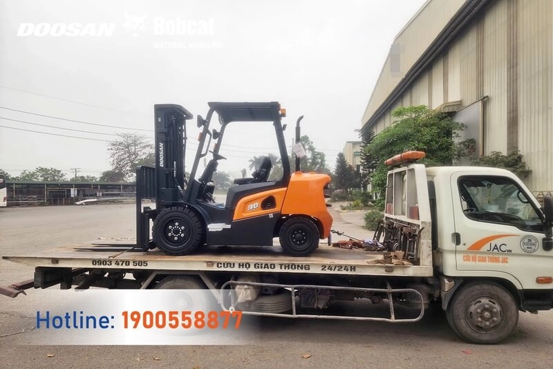 202503-ban-giao-xe-nang-dau-3-tan-d30nxp-doosan-doanh-nghiep-bao-duong-oto-2