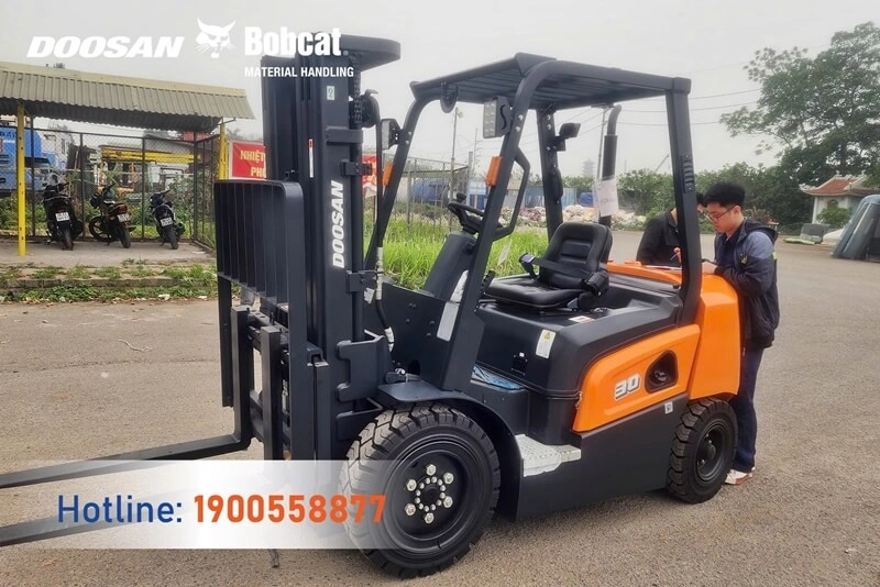 202503-ban-giao-xe-nang-dau-3-tan-d30nxp-doosan-doanh-nghiep-bao-duong-oto-3