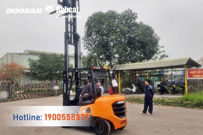 202503-ban-giao-xe-nang-dau-3-tan-d30nxp-doosan-doanh-nghiep-bao-duong-oto-4
