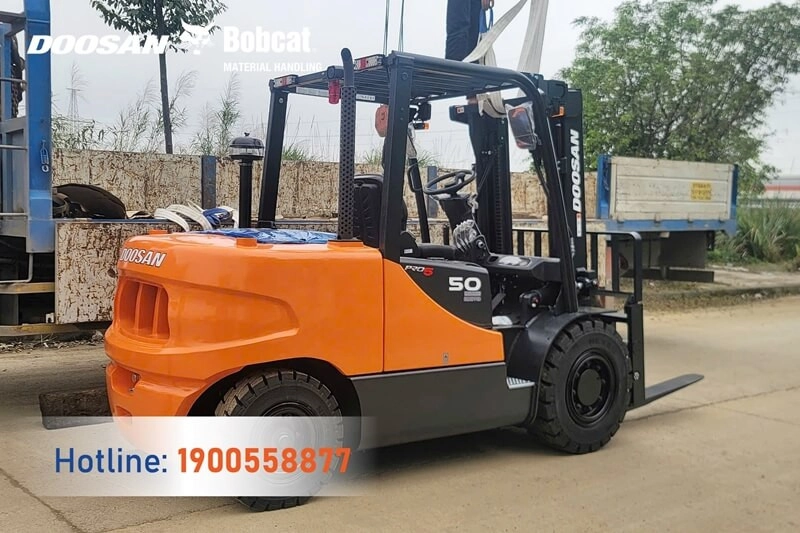 202503-ban-giao-xe-nang-dau-5-tan-doosan-ninh-binh-2