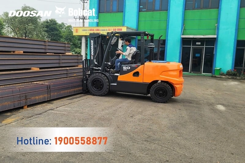 202503-ban-giao-xe-nang-dau-5-tan-doosan-ninh-binh-3