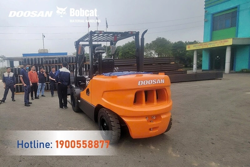 202503-ban-giao-xe-nang-dau-5-tan-doosan-ninh-binh-4