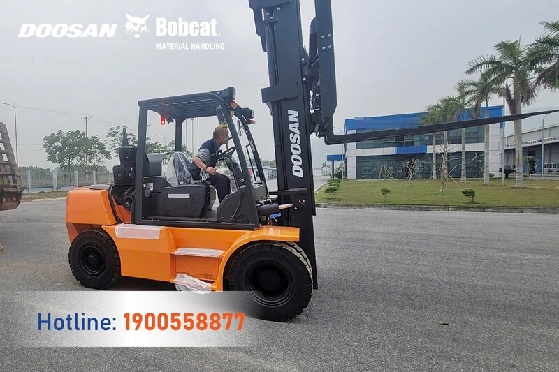 202503-ban-giao-xe-nang-dau-7-tan-doosan-ninh-binh-1