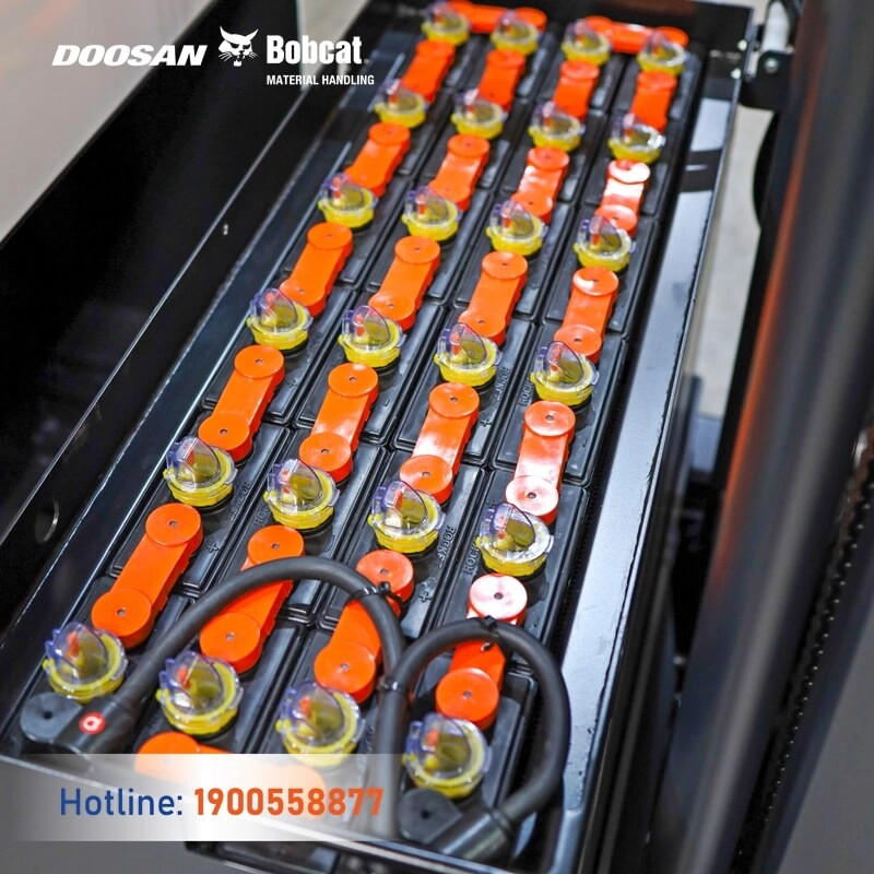202504-an-toan-khi-su-dung-ac-quy-xe-nang-dien-bobcat-2