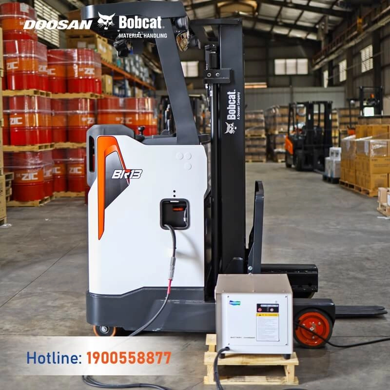 202504-an-toan-khi-su-dung-ac-quy-xe-nang-dien-bobcat-3