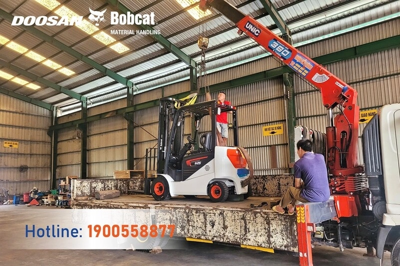 202504-ban-giao-xe-nang-bobcat-dau-tien-tst-corp-1