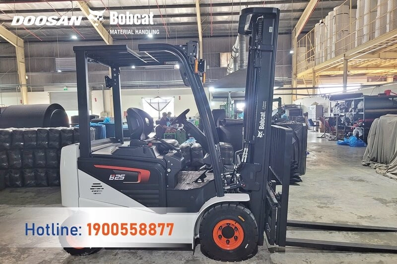 202504-ban-giao-xe-nang-bobcat-dau-tien-tst-corp-3