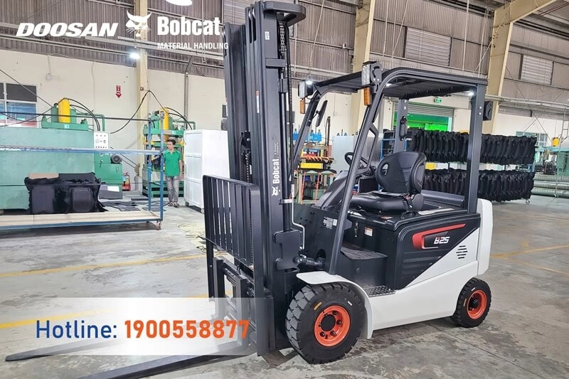 202504-ban-giao-xe-nang-bobcat-dau-tien-tst-corp-4