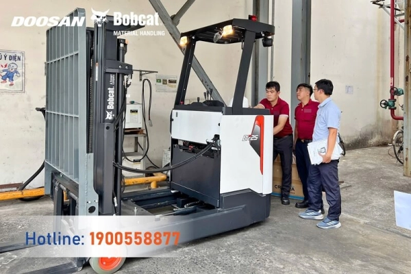 Tiếp tục bàn giao xe nâng reach truck Bobcat BR25S-9 mức tải lớn nhất 2.5 tấn