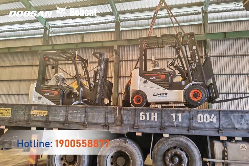 202506-ban-giao-xe-nang-dien-2-5-tan-bobcat-pin-lithium-1