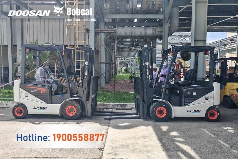 202506-ban-giao-xe-nang-dien-2-5-tan-bobcat-pin-lithium-2