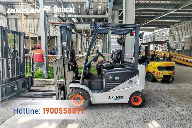 202506-ban-giao-xe-nang-dien-2-5-tan-bobcat-pin-lithium-3