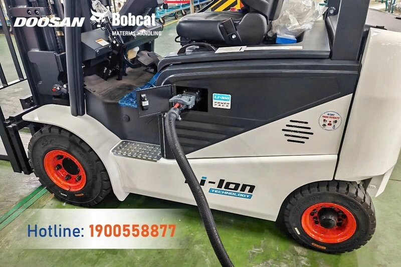 202506-ban-giao-xe-nang-dien-2-5-tan-bobcat-pin-lithium-4