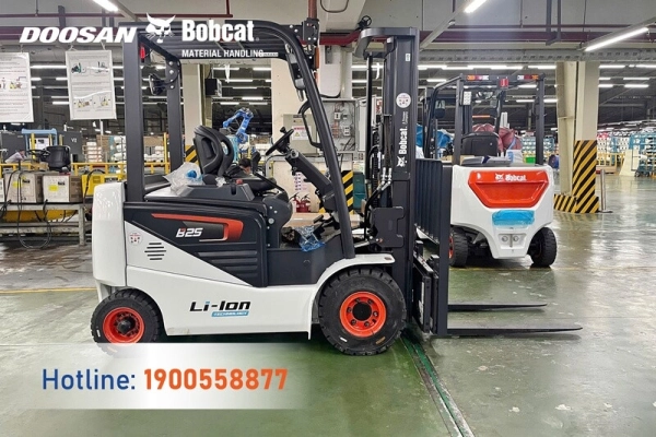 Bàn giao 2 xe nâng điện 2.5 tấn Bobcat B25NS dùng pin lithium tại Đồng Nai
