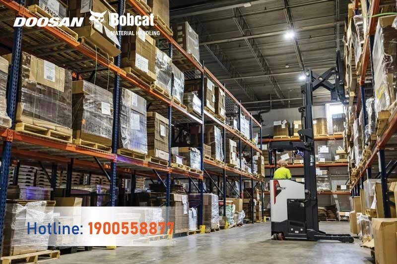 202506-xe-nang-dien-dung-lai-2-tan-reach-truck-bobcat-1