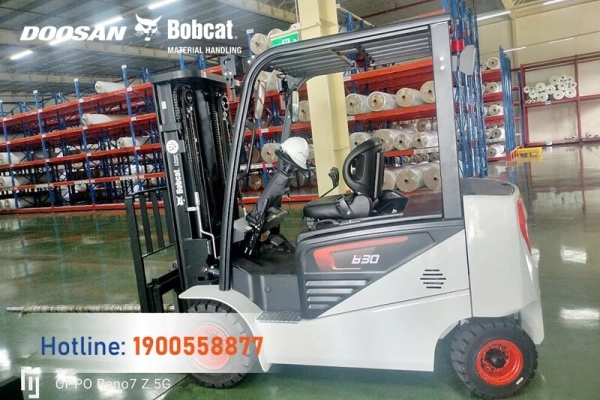 TST bàn giao đồng thời hai xe nâng điện BNS Doosan và Bobcat tại Quảng Nam