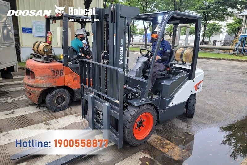 202507-ban-giao-xe-nang-gas-bobcat-dong-nai-1