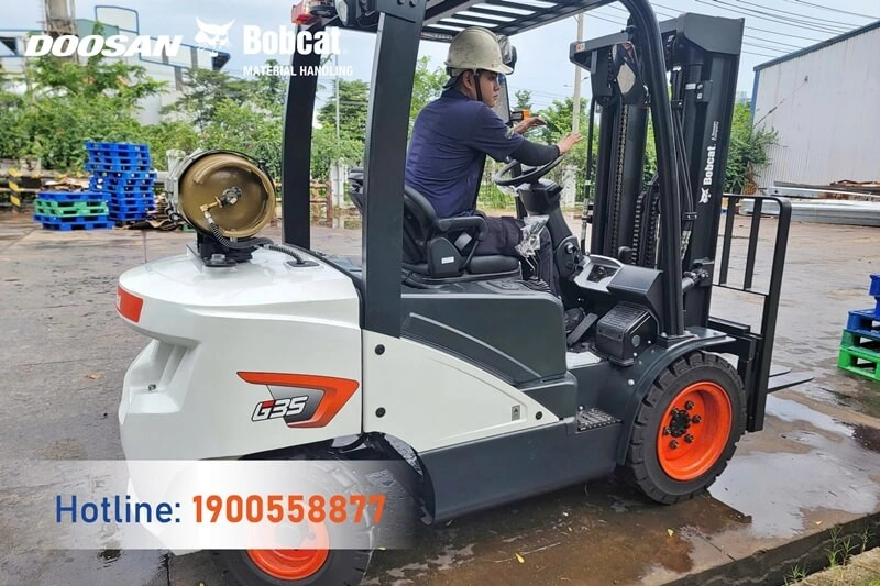 202507-ban-giao-xe-nang-gas-bobcat-dong-nai-2