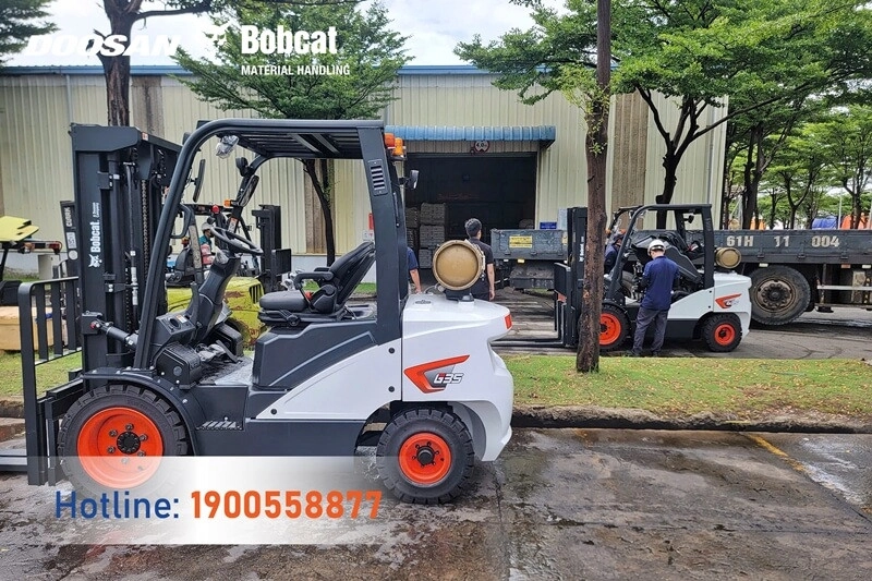 202507-ban-giao-xe-nang-gas-bobcat-dong-nai-3
