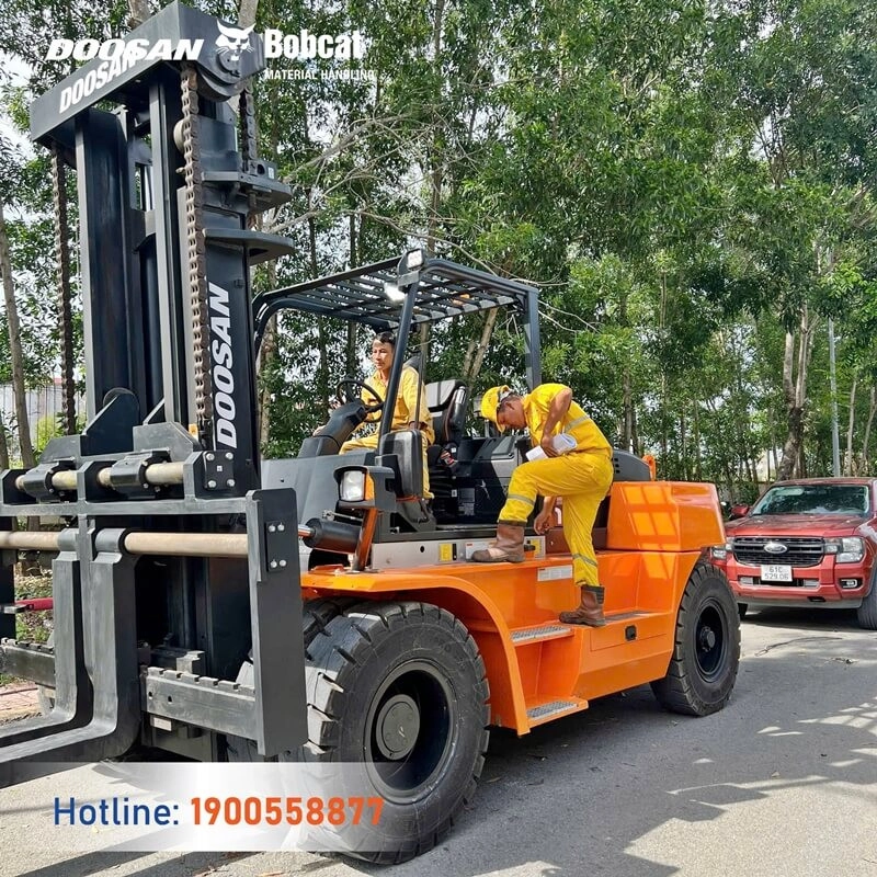 202508-ban-giao-xe-nang-dau-doosan-16-tan-tst-corporation-2