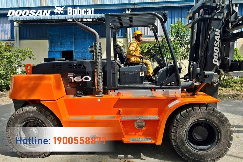 202508-ban-giao-xe-nang-dau-doosan-16-tan-tst-corporation-3