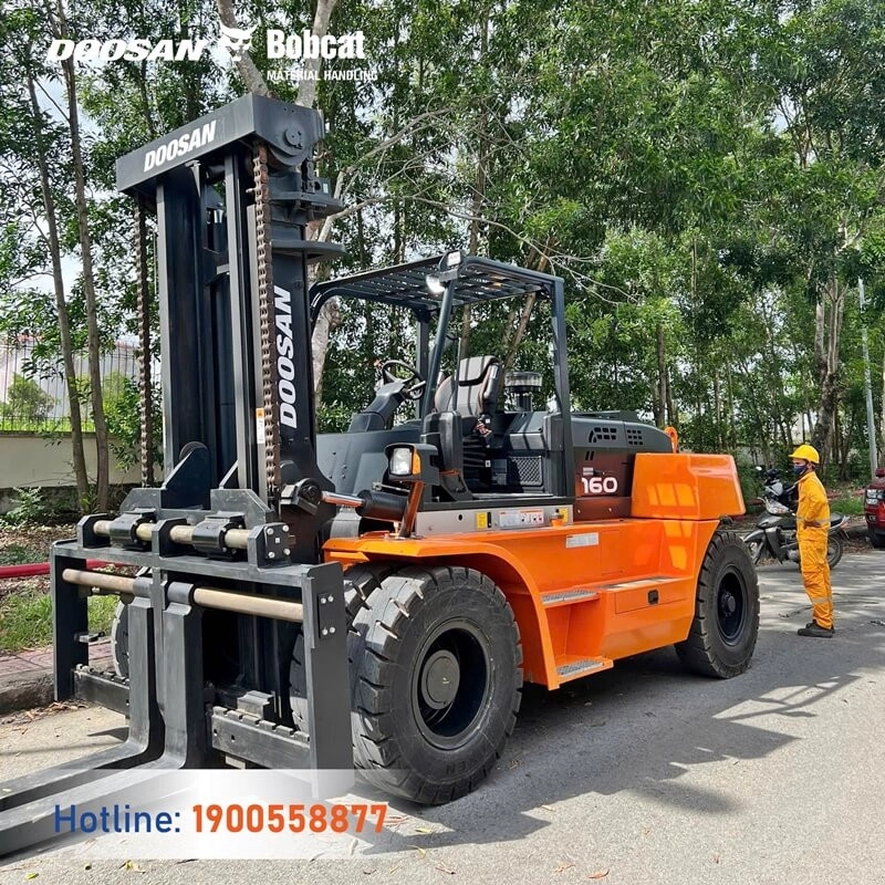 202508-ban-giao-xe-nang-dau-doosan-16-tan-tst-corporation-4