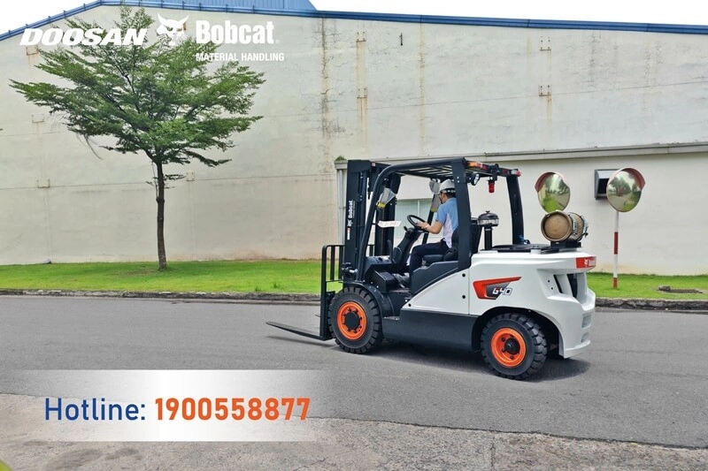 202508-ban-giao-xe-nang-gas-4-tan-bobcat-hyosung-dong-nai-4