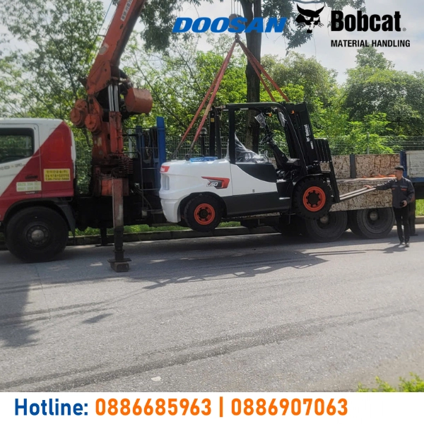 ban-giao-xe-nang-dau-5-tan-bobcat-d50sc-5-tai-hung-yen-t102025-1